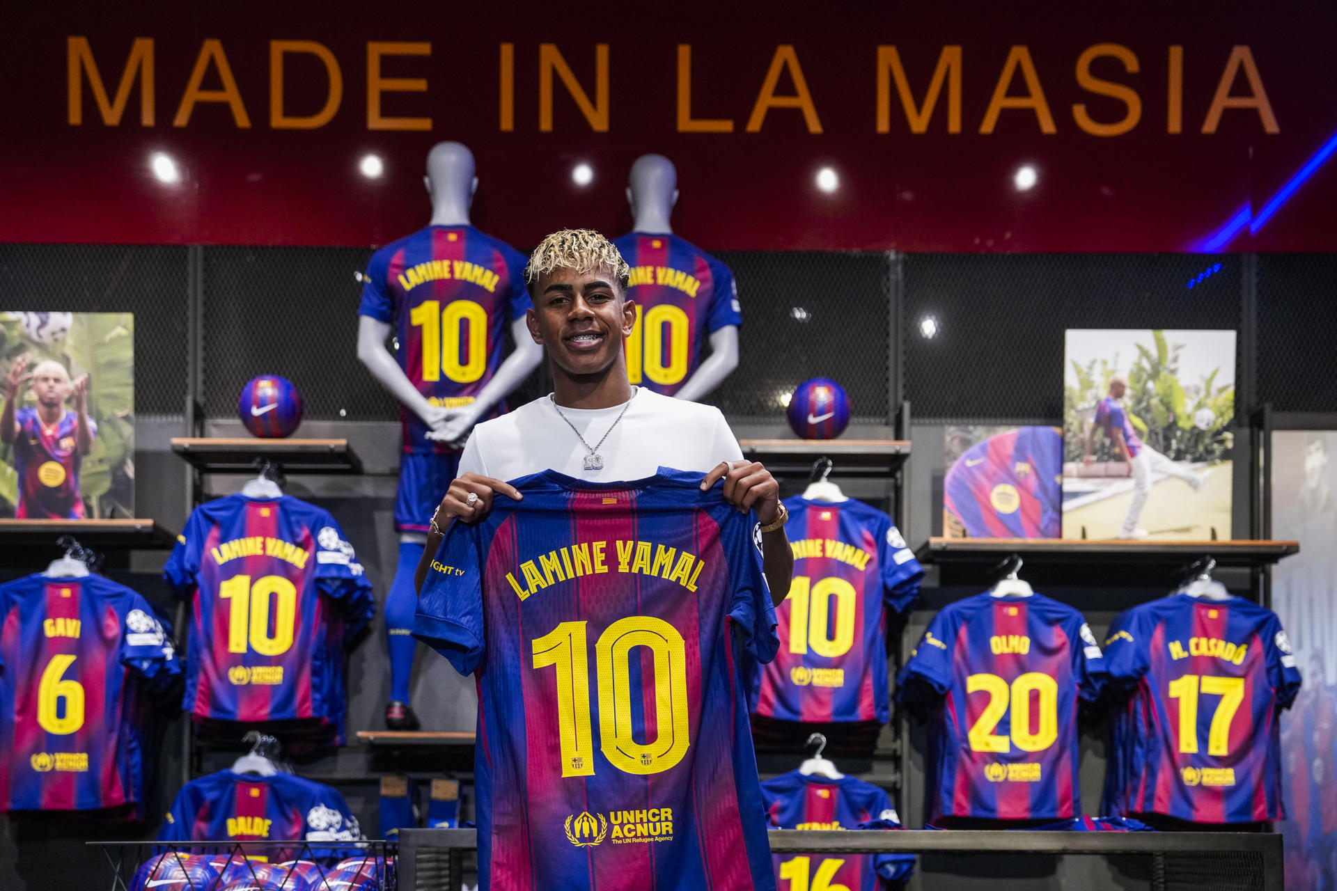 Fotografía de Enric Fontcuberta, en la que puede verse en una imagen de archivo del 16 de julio de 2025 al delantero del F.C. Barcelona Lamine Yamal, posando con la camiseta azulgrana y su nuevo dorsal para la temporada 2025-2026. EFE 