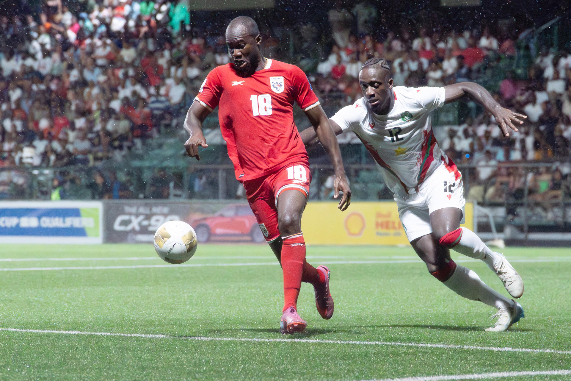 Leo Abena (d) de Surinam disputa el balón con Cecilio Waterman de Panamá en un partido por las eliminatorias a la Copa Mundial 2026. EFE/ Eliecer Augusto Aizprua Banfield