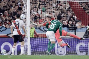 Franco Armani, arquero de River Plate, mira impotente la pelota que se va al fondo de la red después del cabezazo de Gustavo Gómez, de Palmeiras, en el primer gol del partido que el equipo brasileño ganó por 1-2 este miércoles en Buenos Aires por la Copa Libertadores. EFE/ Juan Ignacio Roncoroni