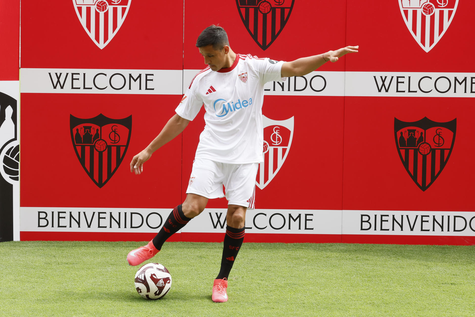 El delantero chileno Alexis Sánchez durante su presentación como nuevo jugador del Sevilla FC. EFE/Jose Manuel Vidal 