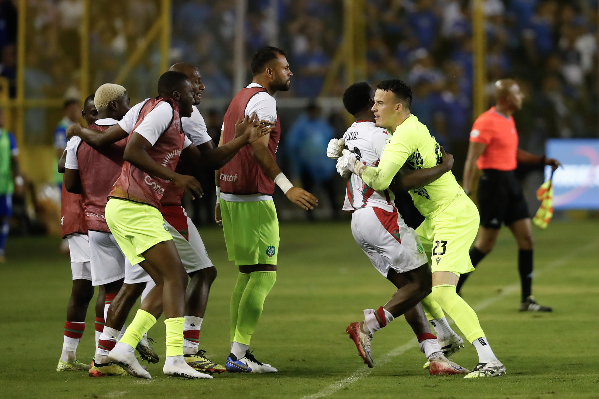 Surinam elimina a El Salvador y queda muy cerca de ir a su primer mundial