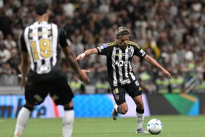 Gustavo Scarpa de Atlético Mineiro controla el balón en un partido de los cuartos de final de la Copa Sudamericana. EFE/ João Guilherme