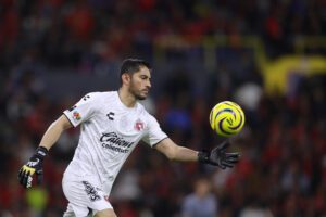 Jesús Corona guardameta de Tijuana despeja el balón en el Estadio Jalisco, en Guadalajara, Jalisco (México). Fotografía de archivo. EFE/ Francisco Guasco