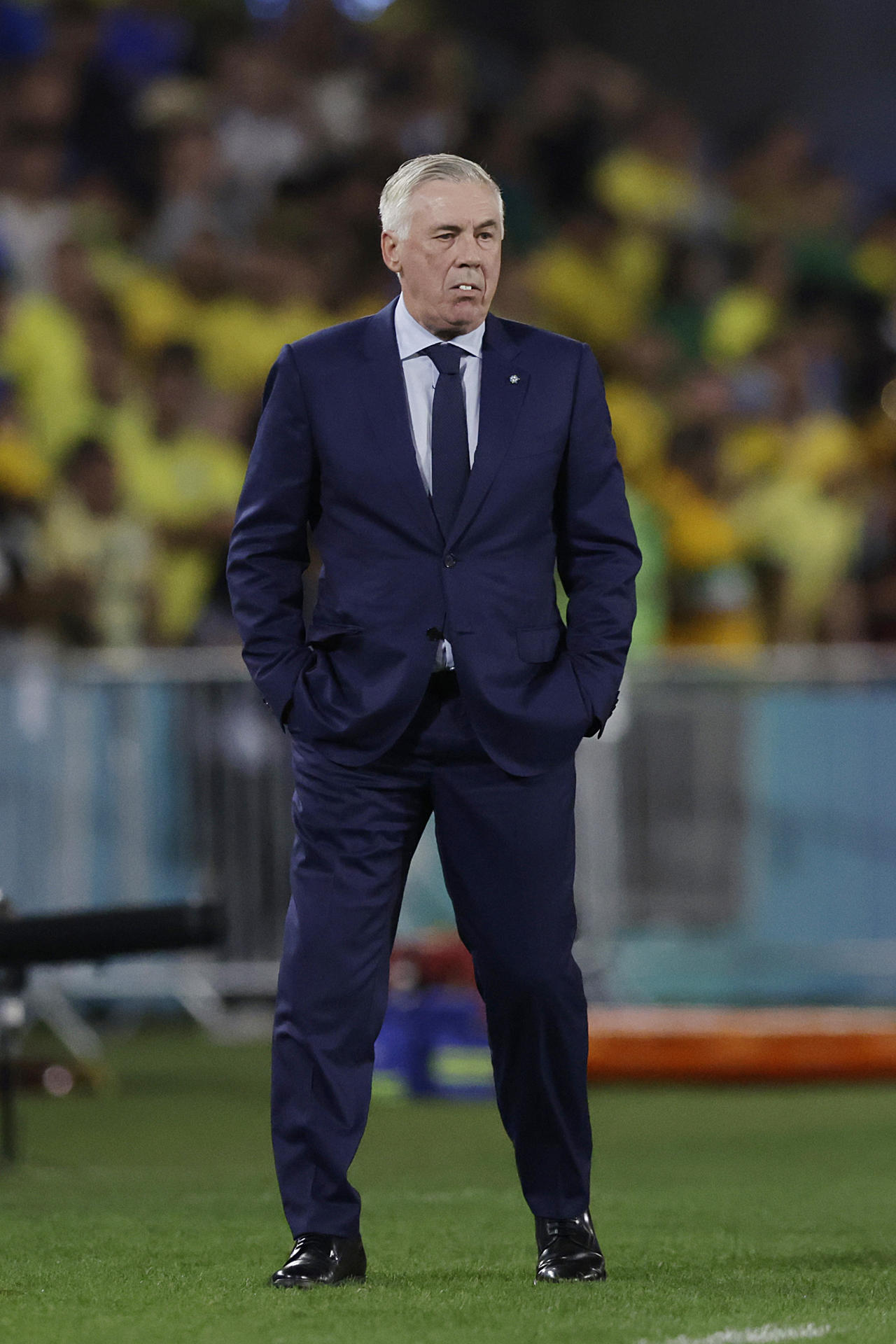 El seleccionador de Brasil, Carlo Ancelotti, reacciona en un partido por las eliminatorias a la Copa Mundial 2026 entre Brasil y Chile en el estadio Maracaná en Río de Janeiro (Brasil). EFE/ Andre Coelho 