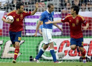 Cesc Fábregas (i) y David Silva (d) celebran un gol de la selección española ante Italia durante un partido de la Eurocopa 2012 ante Italia. FE/BARTLOMIEJ ZBOROWSKI