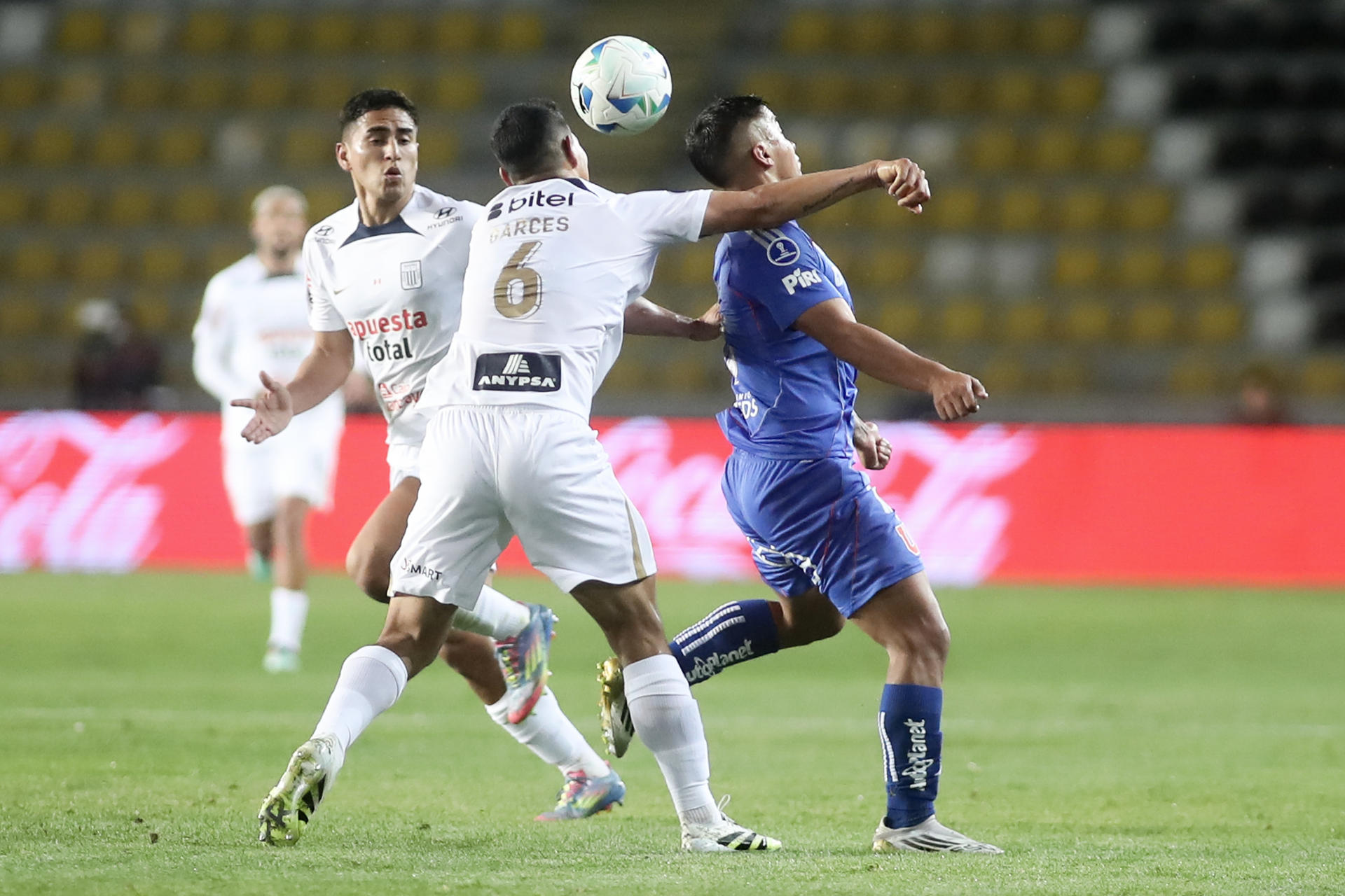 Nicolás Guerra (d) de U. de Chile disputa el balón con Renzo Garcés de Alianza en un partido de la Copa Sudamericana. EFE/ Hernán Contreras 