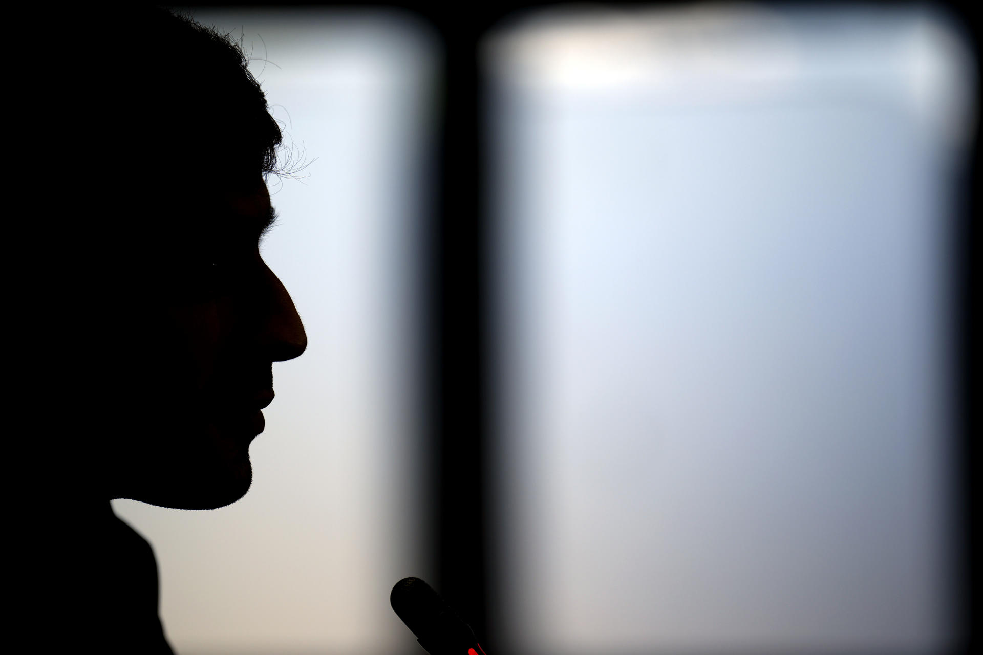 El jugador del FC Barcelona Pedri González durante la rueda de prensa posterior al entrenamiento que el equipo azulgrana ha realizado en la ciudad deportiva Joan Gamper para preparar el partido de Liga de Campeones que disputarán ante el PSG en el Estadi Olímpic Lluis Companys. EFE/Alejandro García 