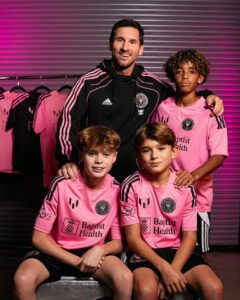 La conexión entre el Inter Miami y Lionel Messi no cesa de crecer. La marca personal del astro argentino vestirá desde la próxima temporada a la academia de 'Las Garzas'. Será el primer club en usar el logo de Messi, un movimiento que subraya el impacto del delantero desde que aterrizó en Miami en 2023.EFE/Cedida por Inter Miami -Uso Editorial No ventas-