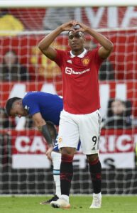 Fotografía de archivo del delantero del Manchester United Anthony Martial celebrando tras marcar un gol en Manchester, Gran Bretaña. EFE/Peter Powell