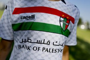 Tras casi dos años del inicio de la ofensiva israelí en Gaza, el Club Deportivo Palestino, uno de los históricos del fútbol chileno, ha experimentado un auge sin precedentes en sus ventas de camisetas, habiéndose cuadruplicado desde el año 2023, con un patente dominio de las ventas al extranjero. EFE/Cedida por Club Deportivo Palestino