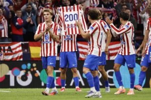 El delantero francés del Atlético de Madrid Antoine Griezmann (2i) celebra tras anotar el 3-0, su gol número 200, durante el partido de Liga de Campeones que Atlético de Madrid  y Eintracht de Fránkfurt disputan en el estadio Metropolitano, en Madrid. EFE/ Sergio Pérez