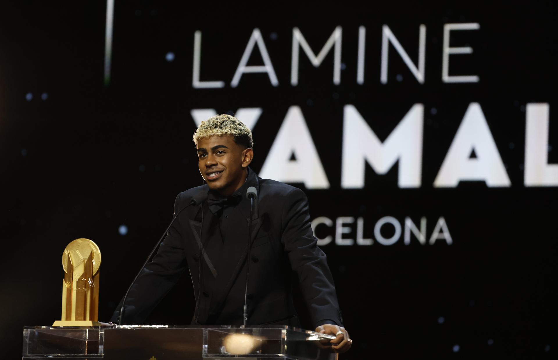 El futbolista del F.C. Barcelona Lamine Yamal recibe el Trofeo Kopa 2025 durante la ceremonia del Balón de Oro en el Theatre du Chatelet de París. EFE/ Mohammed Badra 