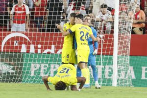Los jugadores del Villarreal celebran la victoria, al término del partido de la sexta jornada de LaLiga que Sevilla FC y Villarreal CF han disputado en el estadio Sánchez-Pizjuán, en Sevilla. EFE/José Manuel Vidal