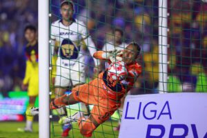 Keylor Navas de Pumas recibe un gol este sábado, en un partido de la jornada 11 de la Liga MX entre América y Pumas en el estadio Ciudad de los Deportes, en Ciudad de México (México). EFE/ Sáshenka Gutiérrez