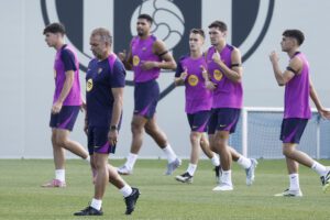 El entrenador del FC Barcelona, Hansi Flick, dirige el entrenamiento del equipo en la Ciudad Deportiva Joan Gamper en Sant Joan Despí (Barcelona) este sábado. EFE/ Andreu Dalmau