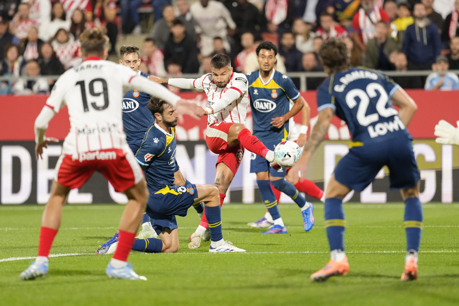 El delantero del Girona, Portu (c) efectúa un lanzamiento durante el encuentro correspondiente a la jornada siete de Laliga EA Sports que disputan hoy viernes Girona y Espanyol en el estadio municipal de Montilivi, en Girona. EFE/David Borrat. 
