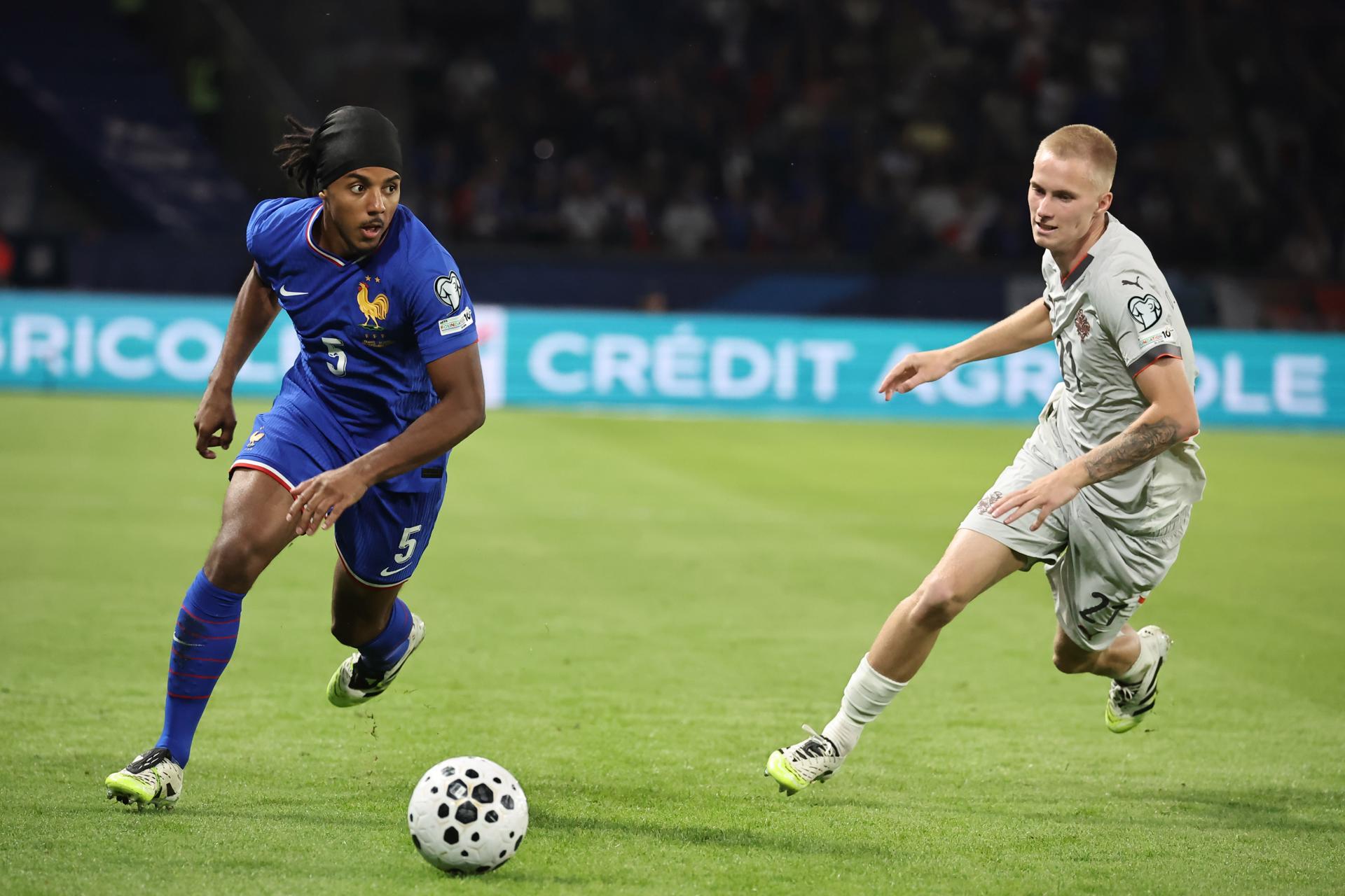 Kounde, en una acción del partido. EFE/EPA/CHRISTOPHE PETIT TESSON 