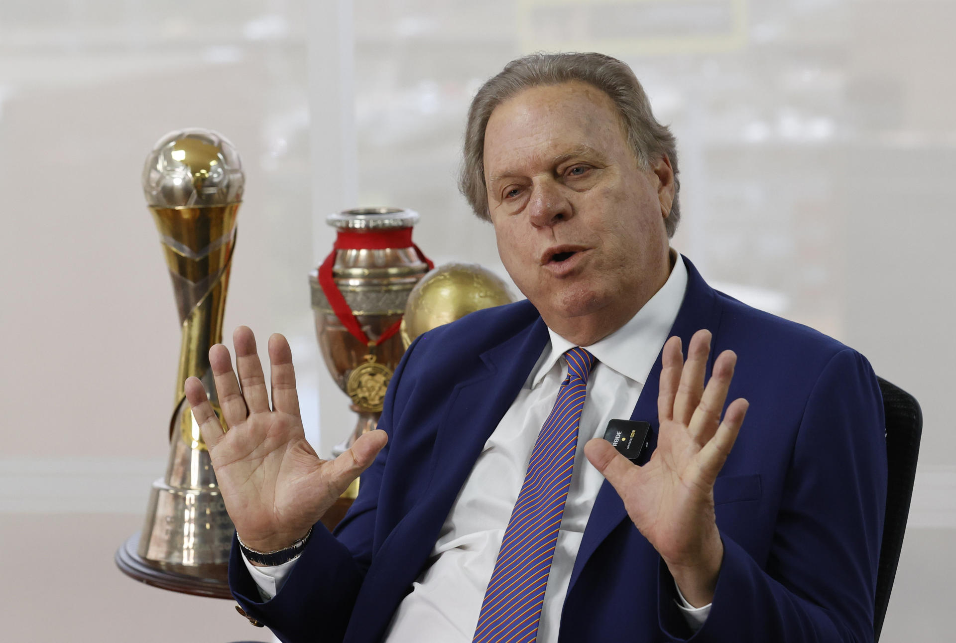 El presidente de la Federación Colombiana de Fútbol (FCF), Ramón Jesurún, defendió en una entrevista con EFE publicada este viernes el crecimiento de las selecciones masculina y femenina de fútbol y evitó críticas a la mala suerte que varias selecciones han tenido al perder sucesivas finales. EFE/ Mauricio Dueñas Castañeda 