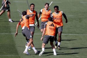 Los jugadores del Real Madrid Eder Militao (i), Fran García (c) y Endrick (d), durante el entrenamiento realizado este viernes en la Ciudad Deportiva de Valdebebas. EFE/Javier Lizón