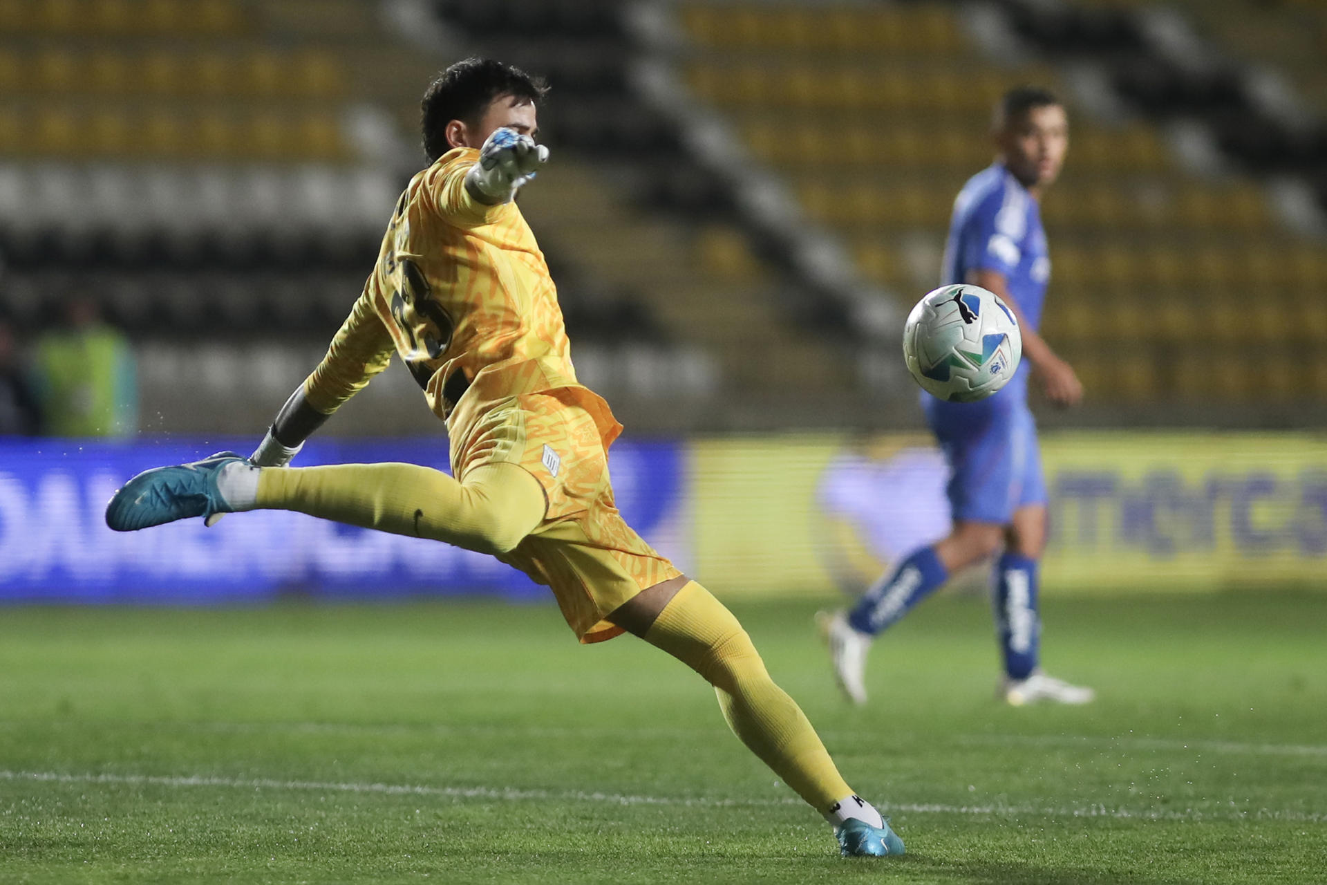 Guillermo Viscarra Bruckner de Alianza patea el balón en un partido de la Copa Sudamericana. EFE/ Hernán Contreras 