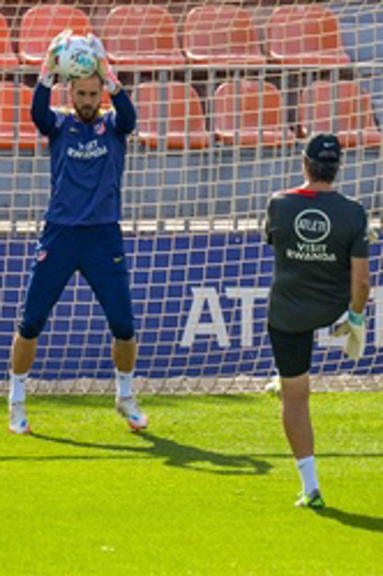 Oblak, en un ejercicio del entrenamiento. EFE/Víctor Lerena