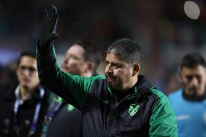 Fotografía de archivo del 9 de septiembre 2025 del entrenador de la selección de fútbol de Bolivia, Óscar Villegas, durante un partido frente a Brasil en El Alto (Bolivia). EFE/Luis Gandarillas