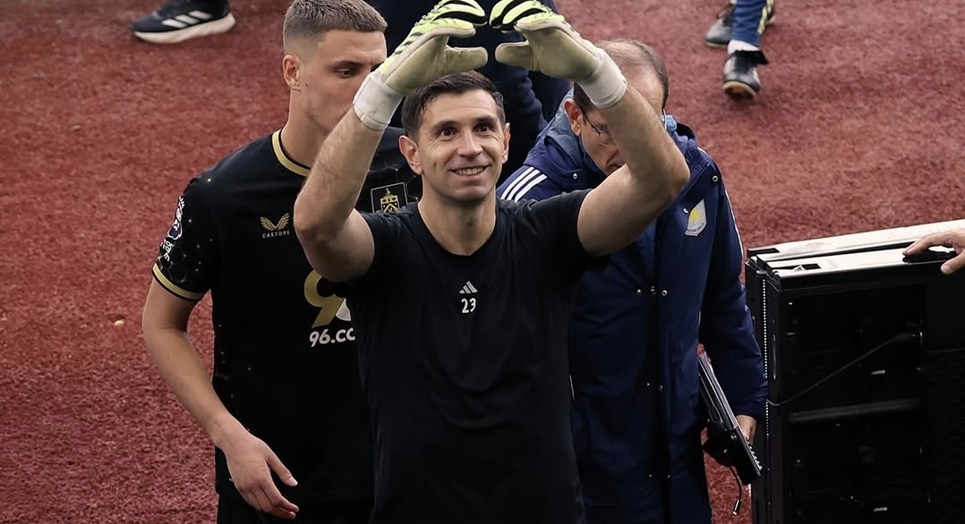 Con los argentinos Dibu Martínez y Emi Buendia, Aston Villa se impone