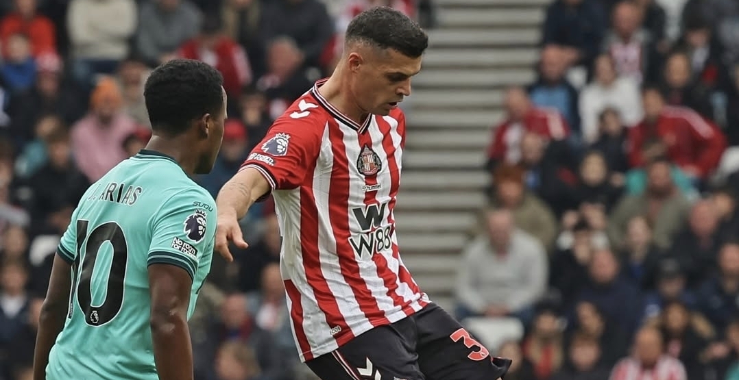 Victoria del Sunderland, imperial en defensa el paraguayo Alderete