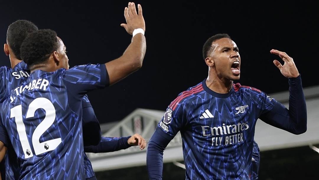 Gabriel Magalhaes domina por alto en ambas áreas y el Arsenal reafirma el liderato