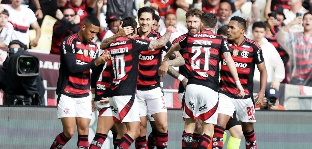 Flamengo vence, con polémica, a Palmeiras en Maracaná y la punta se iguala