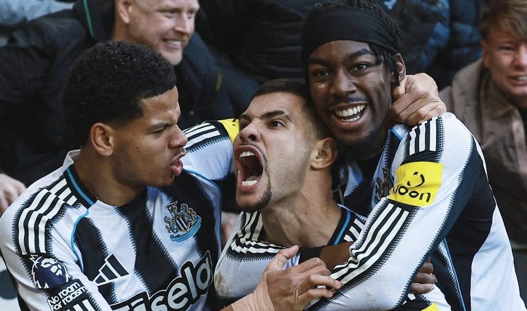 El Newcastle se impone, los brasileños Joelinton y Guimaraes dominan en la medular