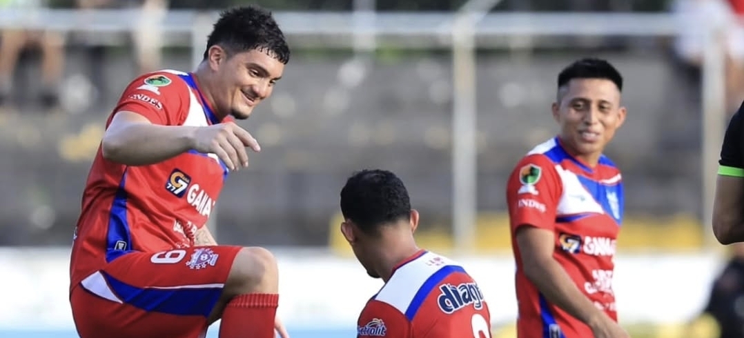Firpo manda en la tabla del fútbol de El Salvador y tiene aporte «tico»