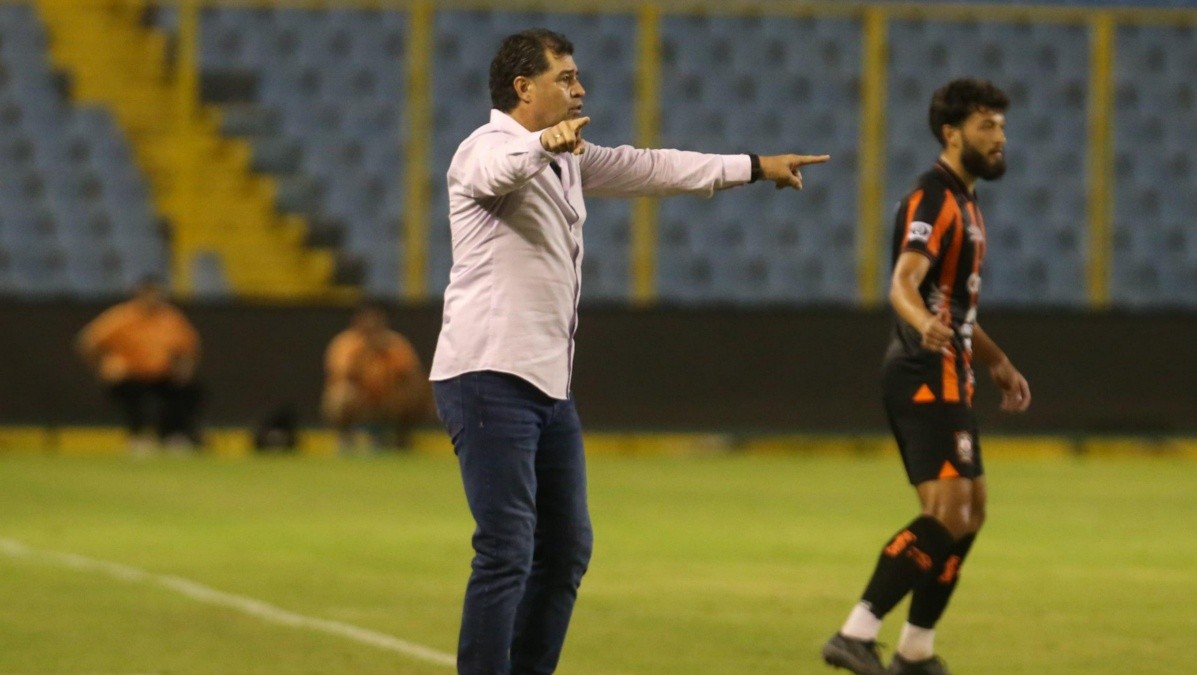 Técnico mexicano, con legión sudamericana no le encuentra la vuelta en El Salvador