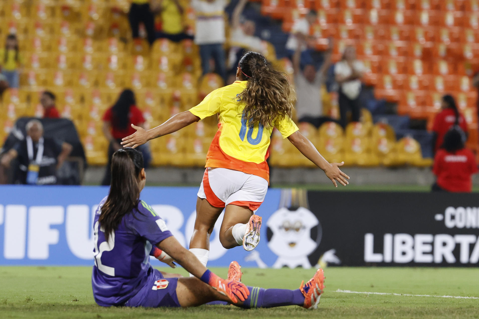 Leicy Santos celebra un gol de Colombia ante Perú Perú en el estadio Atanasio Girardot. EFE/Mauricio Dueñas Castañeda