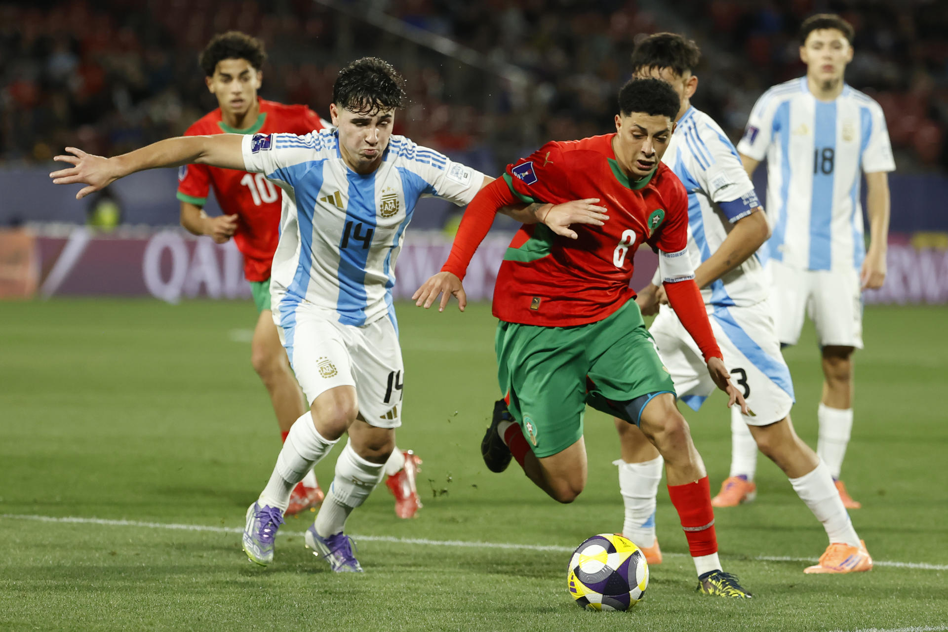 Santiago Fernández (izq.), de Argentina, disputa un balón con Hossam Essadak, de Marruecos, este domingo en la final de la Copa del Mundo Sub-20 jugada en el estadio Nacional de Santiago de Chile). EFE/ Elvis González