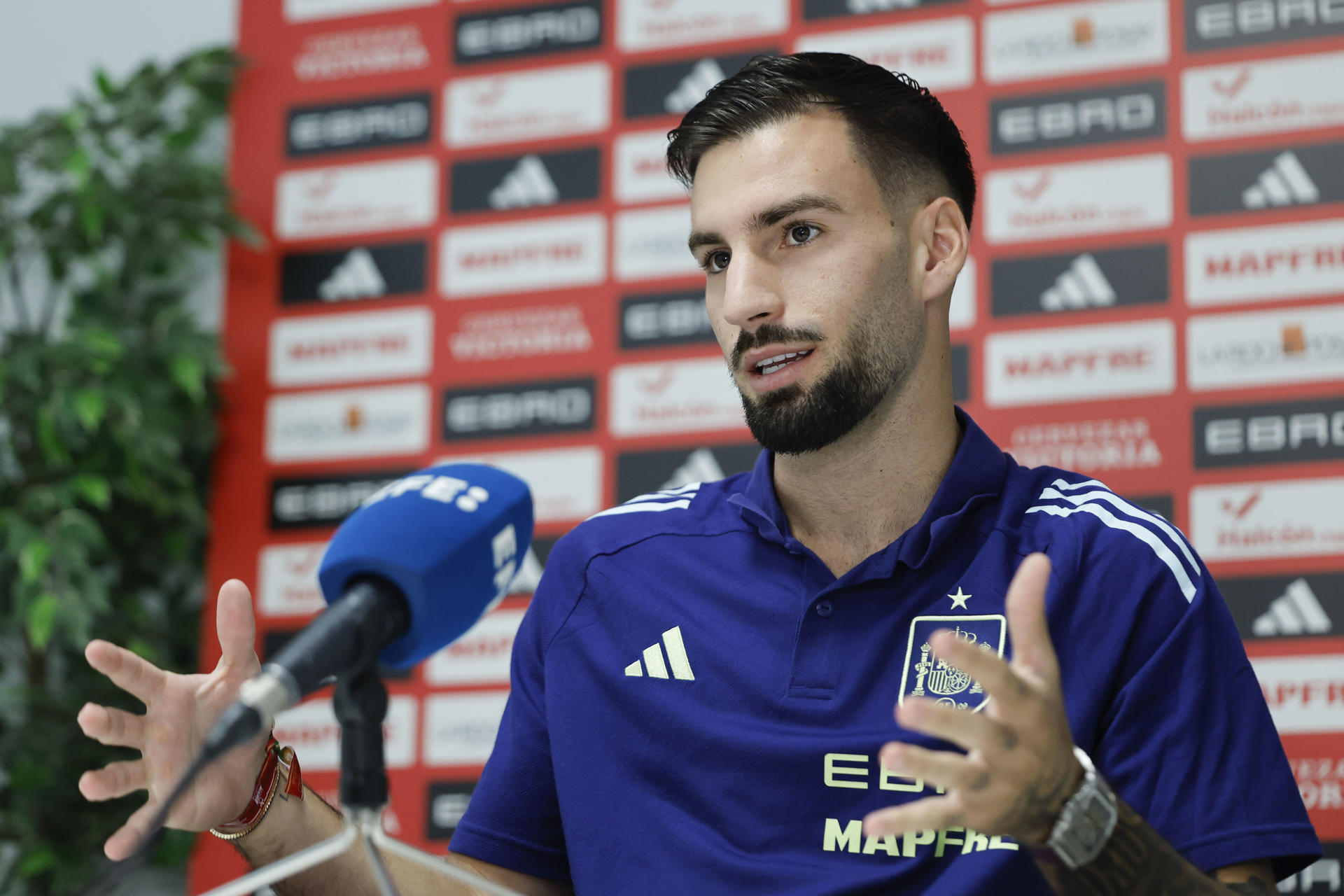 El centrocampista de la selección y del Atlético de Madrid Álex Baena durante la entrevista que ha concedido a la agencia EFE en Madrid en la Ciudad del Fútbol de Las Rozas (Madrid). EFE/ Mariscal