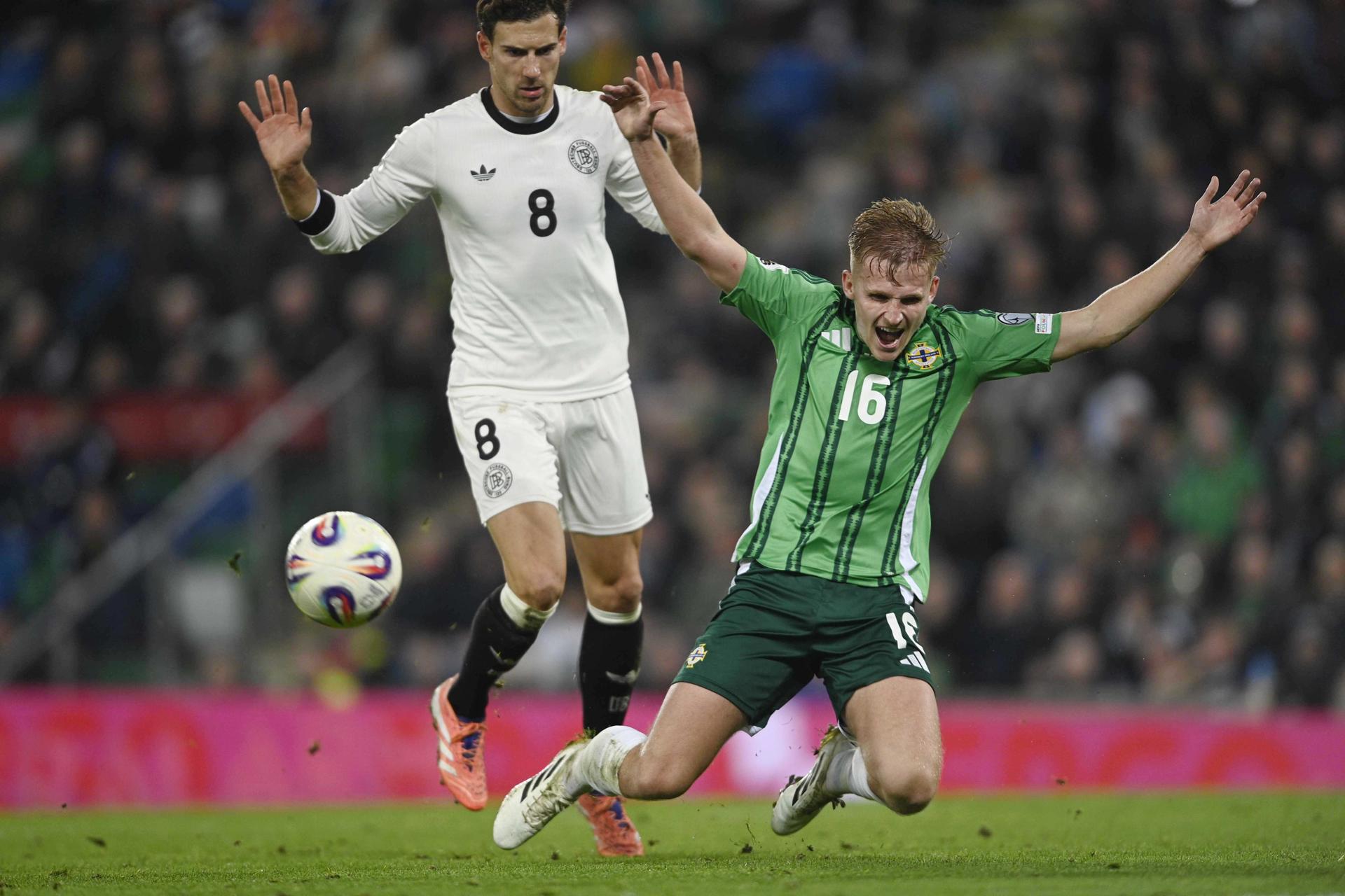El norirlandés Alistair McCann (d) y el alemán Leon Goretzka (i) en acción durante el partido de la fase de clasificación para el Mundial 2026 jugado en Belfast. EFE/EPA/MARK MARLOW