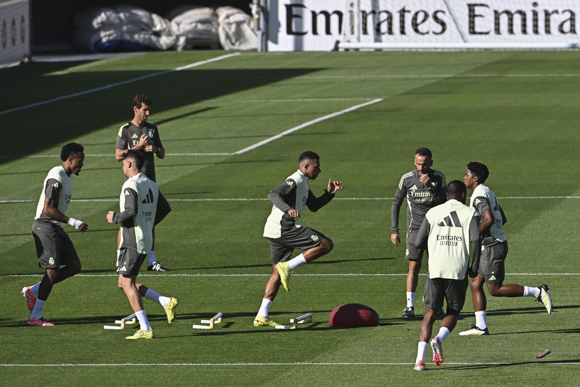 Los jugadores del Real Madrid durante el entrenamiento del equipo en la ciudad deportiva Valdebebas. EFE/ Fernando Villar 