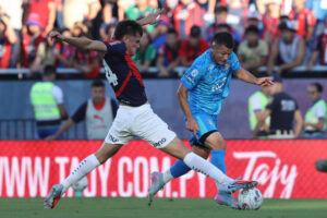 Lucas Quintana (i), de Cerro Porteño, disputa un balón con Hugo Quintana, de Olimpia, en el estadio Nueva Olla, en Asunción (Paraguay). EFE/Juan Pablo Pino