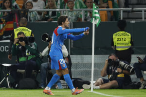 El centrocampista del Atlético de Madrid Giuliano Simeone celebra su gol ante el Betis en el Estadio La Cartuja de Sevilla. EFE/ Julio Muñoz