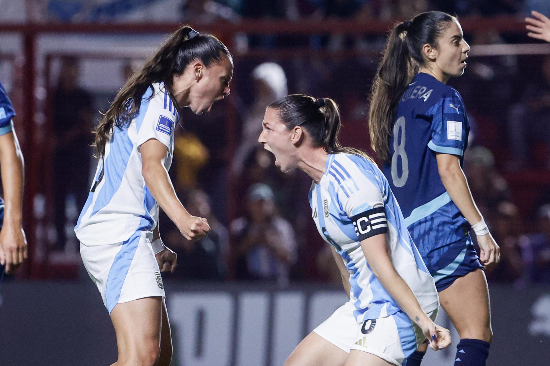 Aldana Cometti (d), de Argentina, celebra un gol en un partido de la Liga de Naciones Femenina en el estadio Diego Armando Maradona en Buenos Aires. EFE/Juan Ignacio Roncoroni 