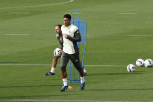 El centrocampista del Real Madrid Jude Bellingham durante el entrenamiento del equipo en la Ciudad Deportiva de Valdebebas, Madrid, antes de su enfrentamiento liguero contra el FC Barcelona. EFE/JJ Guillén