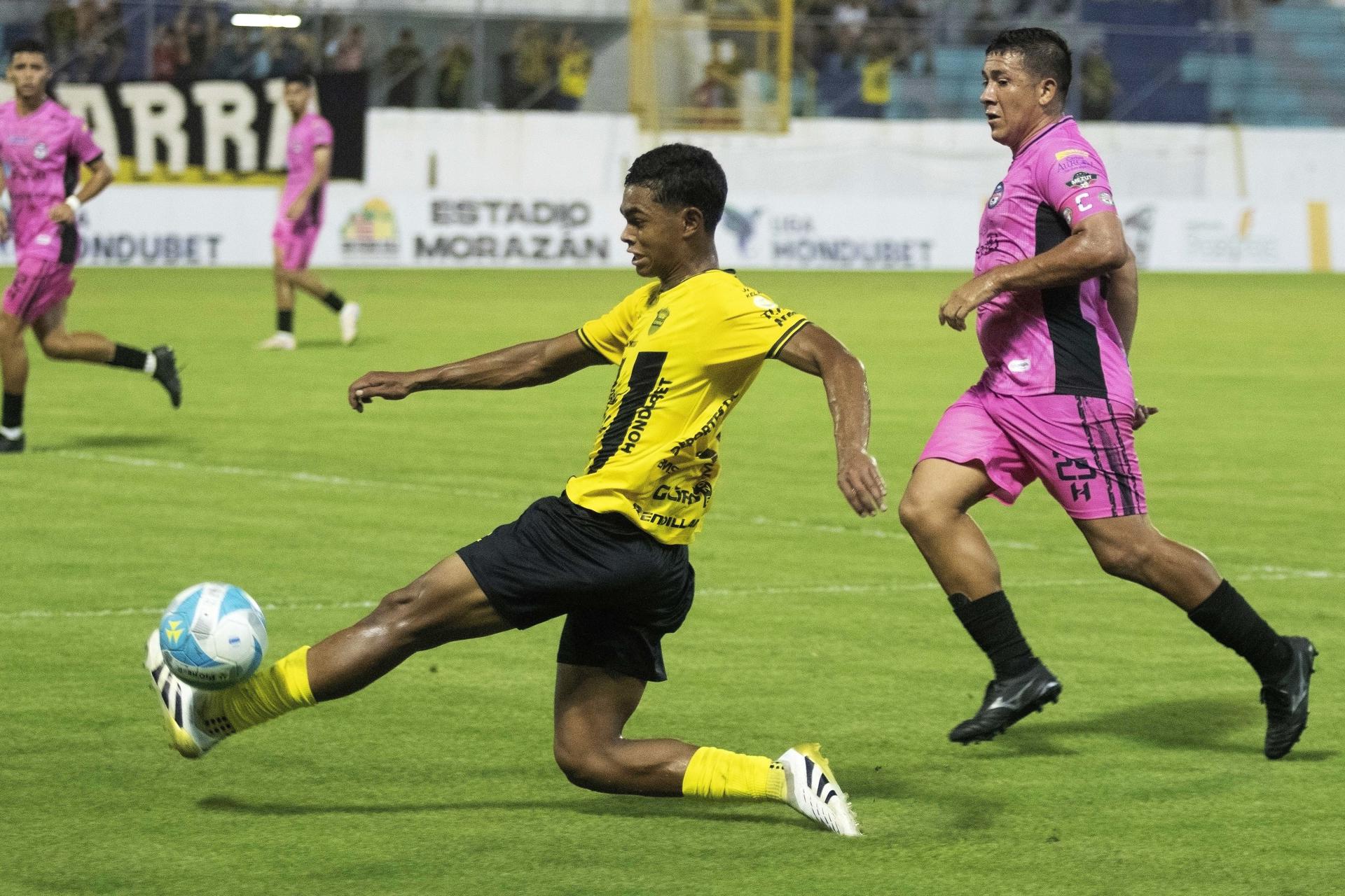 Moisés Fajardo (i), de Real España, disputa el balón con Wilfredo Díaz, de Choloma, durante un partido de la Liga hondureña jugado este sábado en el estadio Francisco Morazán, en San Pedro Sula. EFE/ José Valle