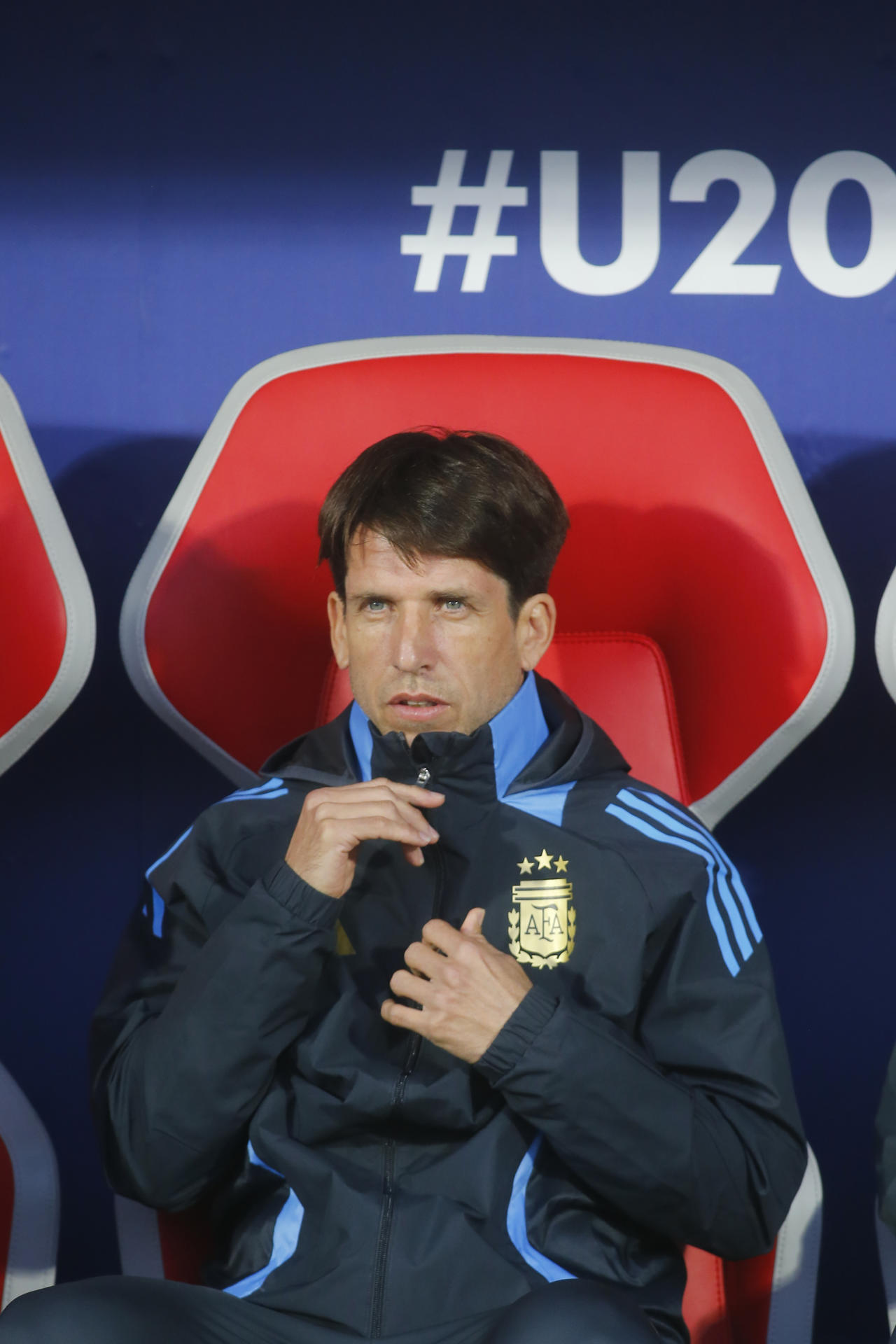 El entrenador de Argentina, Diego Placente, observa las acciones del partido ante Colombia en las semifinales del Mundial Sub-20 en el estadio Nacional de Santiago de Chile. EFE/ Esteban Garay