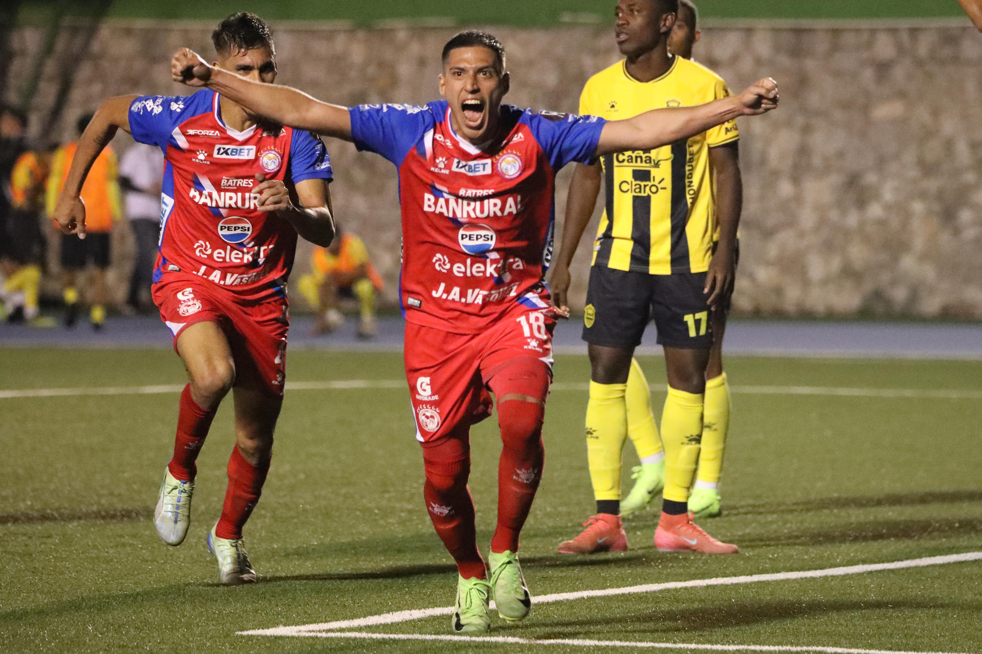 Juan Cardona de Xelajú MC celebra un gol este miércoles, en un partido de la Copa Centroamericana Concacaf entre Xelajú MC y Real España, en el estadio Cementos Progreso, en Ciudad de Guatemala (Guatemala). EFE/ Fernando Ruiz 