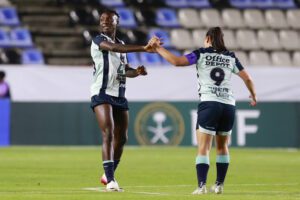 Chinwendu Ihezuo (i) de Pachuca celebra un gol este miércoles, en un partido de la Copa de Campeones Concacaf (F) entre Pachuca y Alajuelense en el estadio Hidalgo, en Pachuca (México). EFE / David Martínez Pelcastre