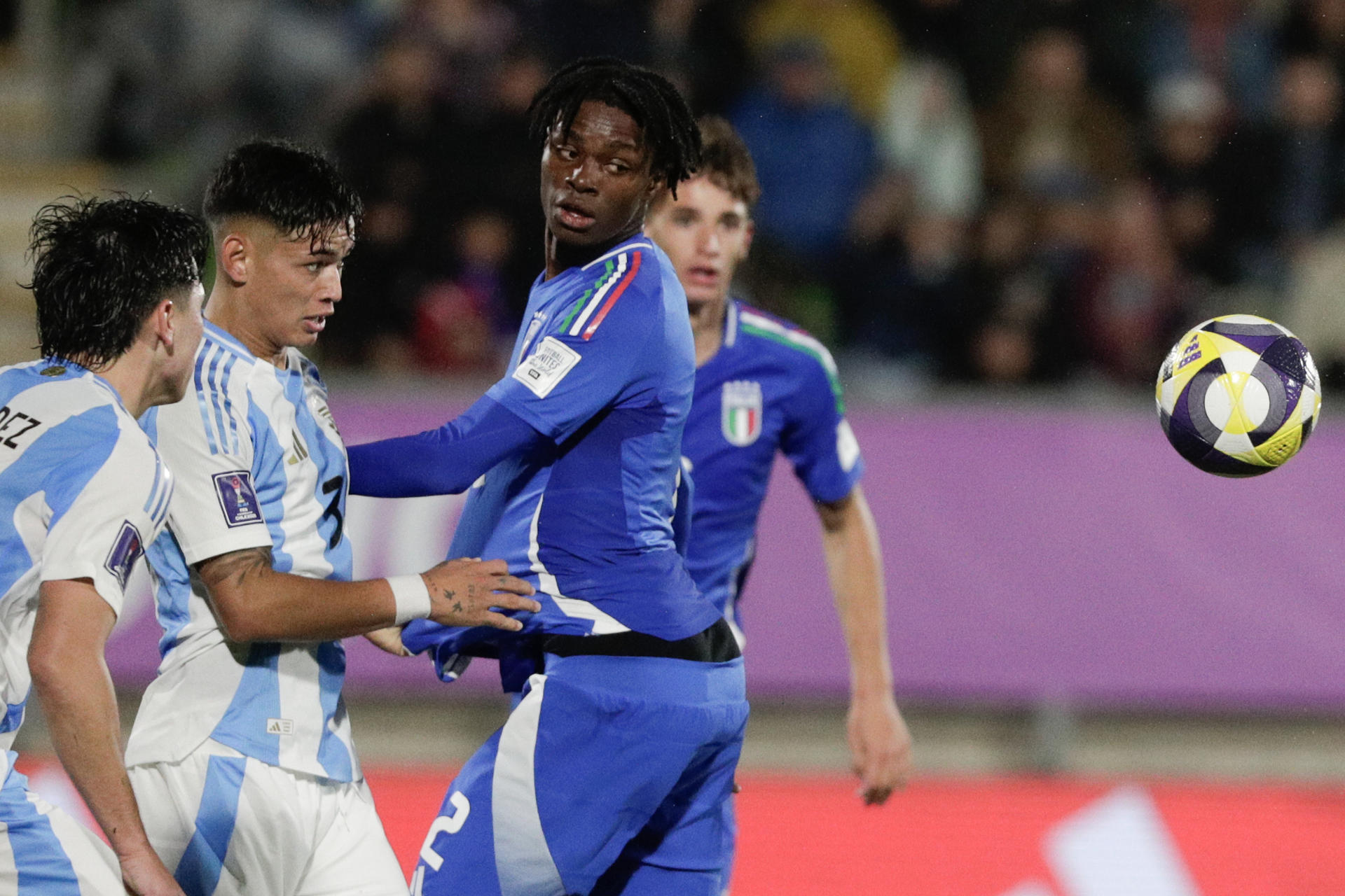 Julio César Soler (i) de Argentina disputan el balón con Javison Osarumwense Idele de Italia en un partido del grupo D de la Copa Mundial Sub-20. EFE/ Adriana Thomasa