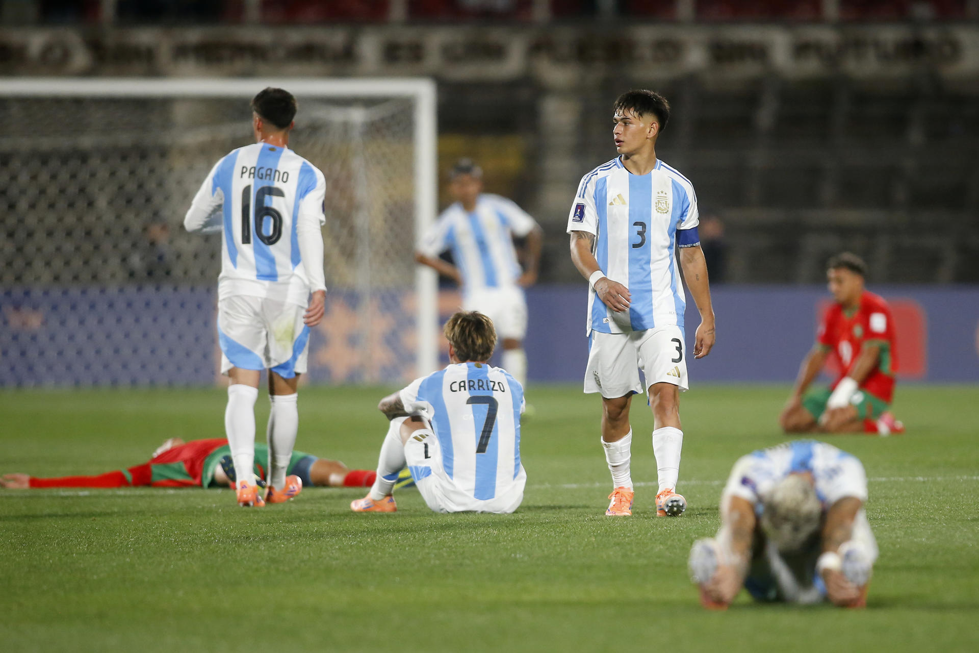 Jugadores de Argentina reaccionan con pesar y frustración este domingo al terminar el partido por el título de la Copa del Mundo Sub-20 ante Marruecos en el estadio Nacional de Santiago de Chile. EFE/ Esteban Garay
