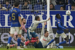Jugada en el área del Oviedo que supuso el primer gol del Espanyol, conseguido por Kike García (2d), durante el partido de la novena jornada de la LaLiga que Real Oviedo y RCD Espanyol disputan este viernes en el estadio Carlos Tartiere, en Oviedo. EFE/Paco Paredes