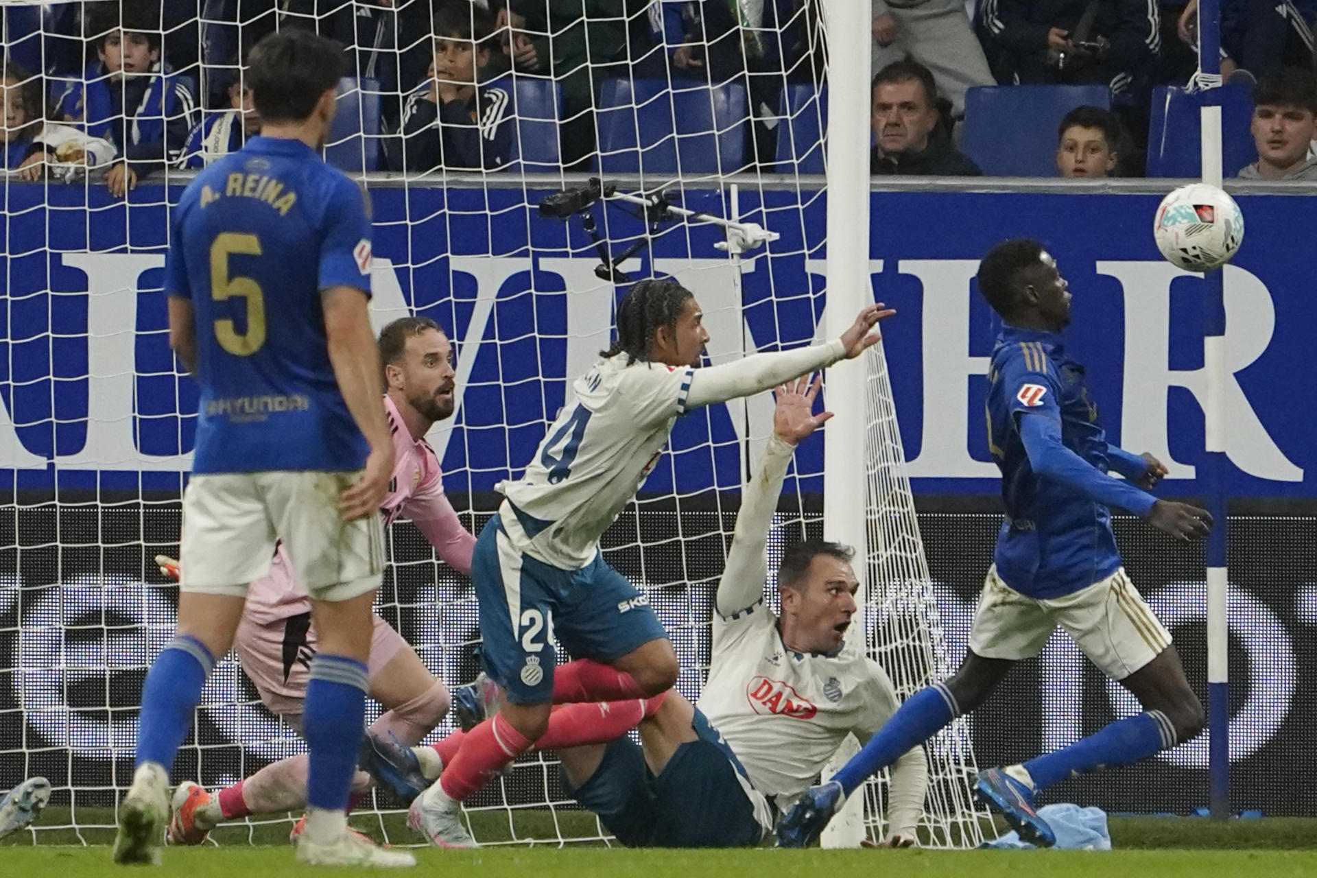 El Espanyol del uruguayo Cabrera cortó en Oviedo su mala racha